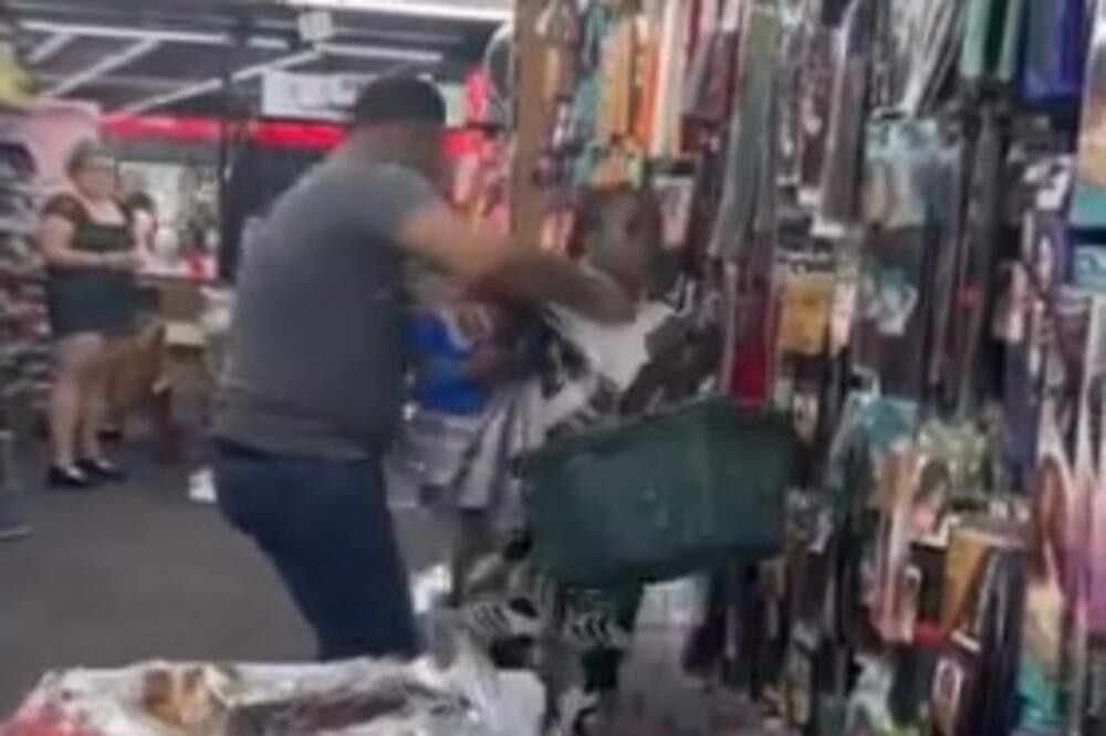 STRAŠNA SCENA U PRODAVNICI: Ona krenula da udara korpom, vlasnik POČEO DA JE DAVI, vrisci na sve strane (VIDEO)