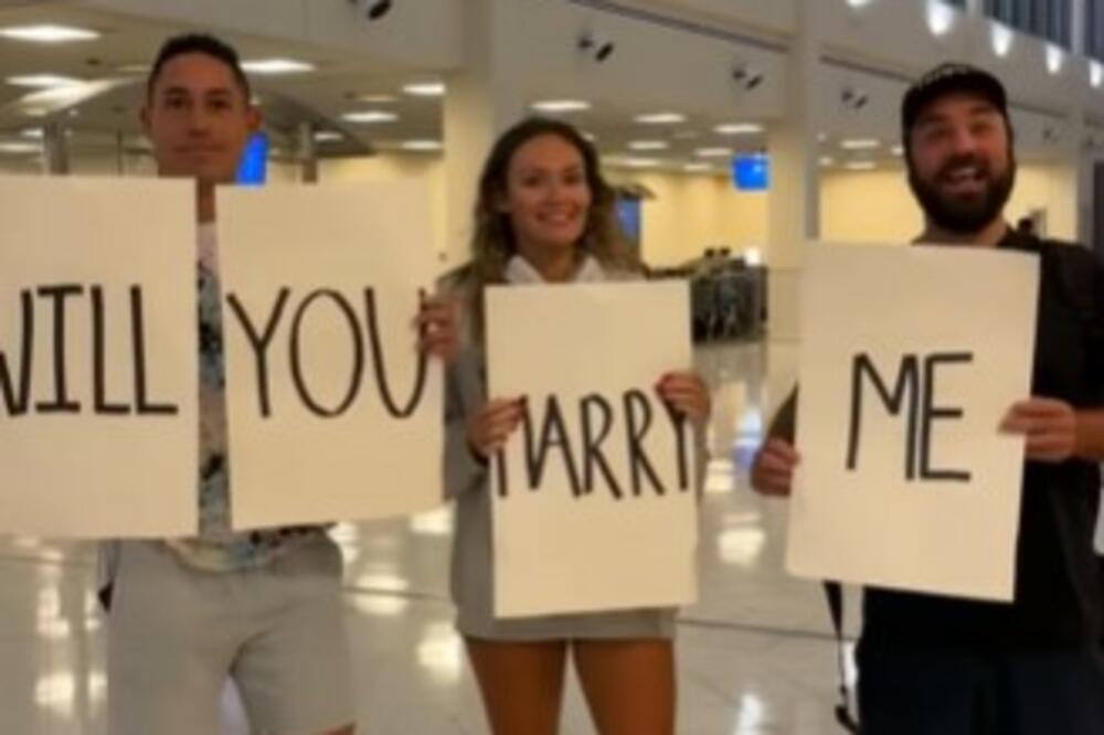 ČEKAO JU JE DA IZAĐE IZ AVIONA, A ONDA JOJ PREOKRENUO ŽIVOT NAGLAVAČKE: U momentu je pala na kolena (VIDEO)