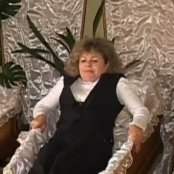 LJUDI PLAĆAJU DA BI IH ZATVARALI U MRTVAČKI KOVČEG: Oblače ritualnu odeću, pale sveće, a SVE to zbog OVOGA (VIDEO)