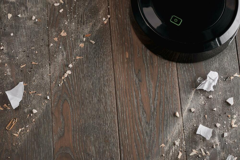 PRVA POMOĆ U SVAKOM DOMAĆINSTVU: Pametni robot usisivač radi umesto vas, a cena prava sitnica!