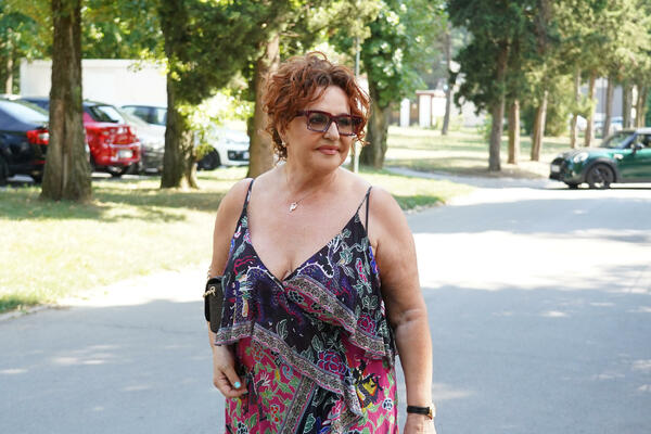 ŽENO, DA LI JE MOGUĆE DA TAKO IZGLEDAŠ SA 64 GODINE? Bekuta dala DOMAĆI ZADATAK damama, BUJNE GRUDI u prvom planu