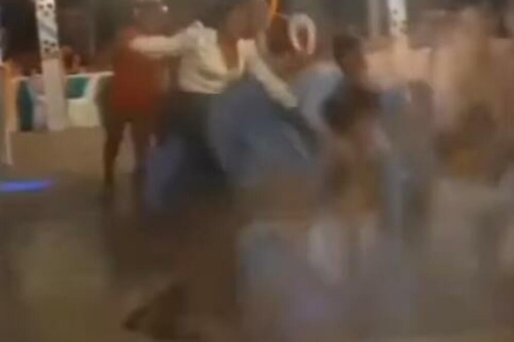 GOSTI NA SRED SVADBE UPALI U RUPU NA ZEMLJI: Pod ŠATROM igrali KOLO, a sekund kasnije PROPALI DO JEZGRA (VIDEO)