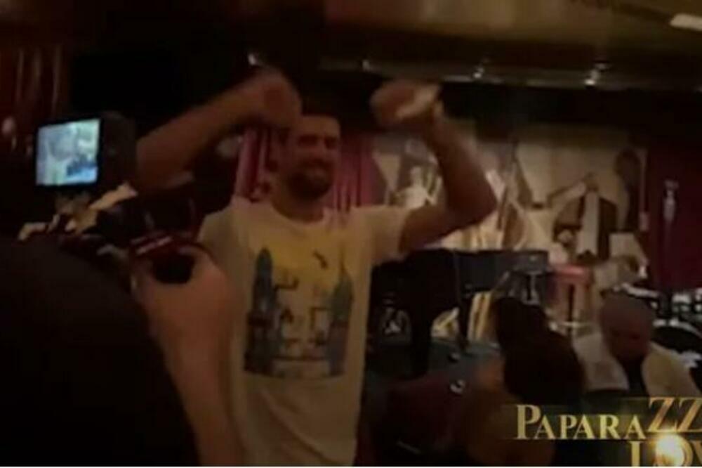 LEONARDO DIKAPRIO DOŠAO DA PROSLAVI NOLETOVU TITOLU: U neverici gledao kako naši igraju UŽIČKO KOLO (VIDEO)