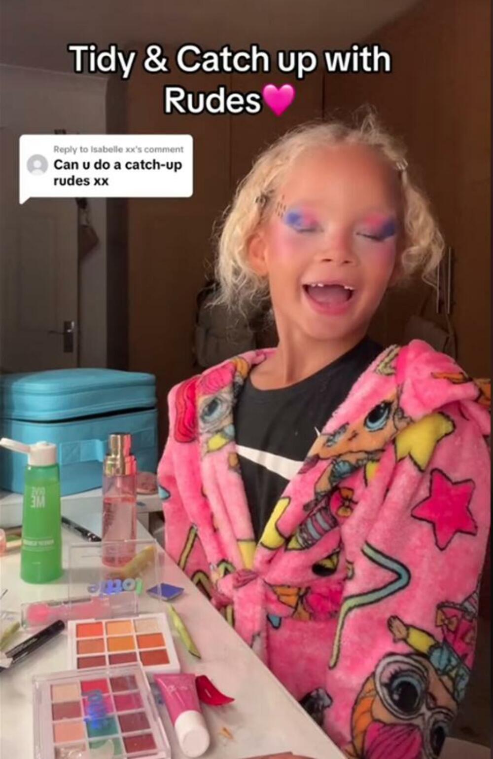 Devojčica se šminka