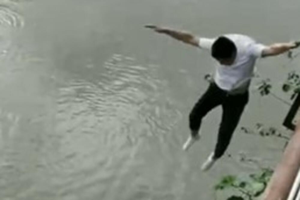 DETE SE MANIČNO DAVILO, A ON SVE GLEDAO: Zbog onoga što je usledilo, ljudi u neverici, kamera sve snimila (VIDEO)