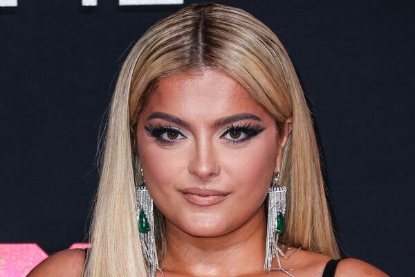 ŠTA TI TO VISI DOLE? Albanka okrenula POZADINU i sve ostavila ZABEZEKNUTE: Da li si ženo REALNA? (FOTO)