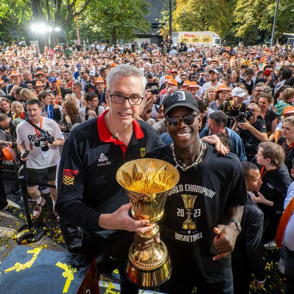 NEMCI SE BAŠ OBRUKALI: Osvojili Svetsko prvenstvo, a jedva se OVOLIKO ljudi udostojilo da ih pozdravi! (VIDEO)