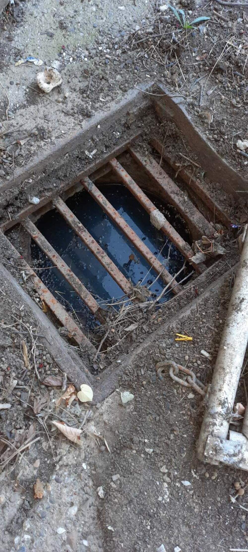 Šahta u ulici u Sremčici