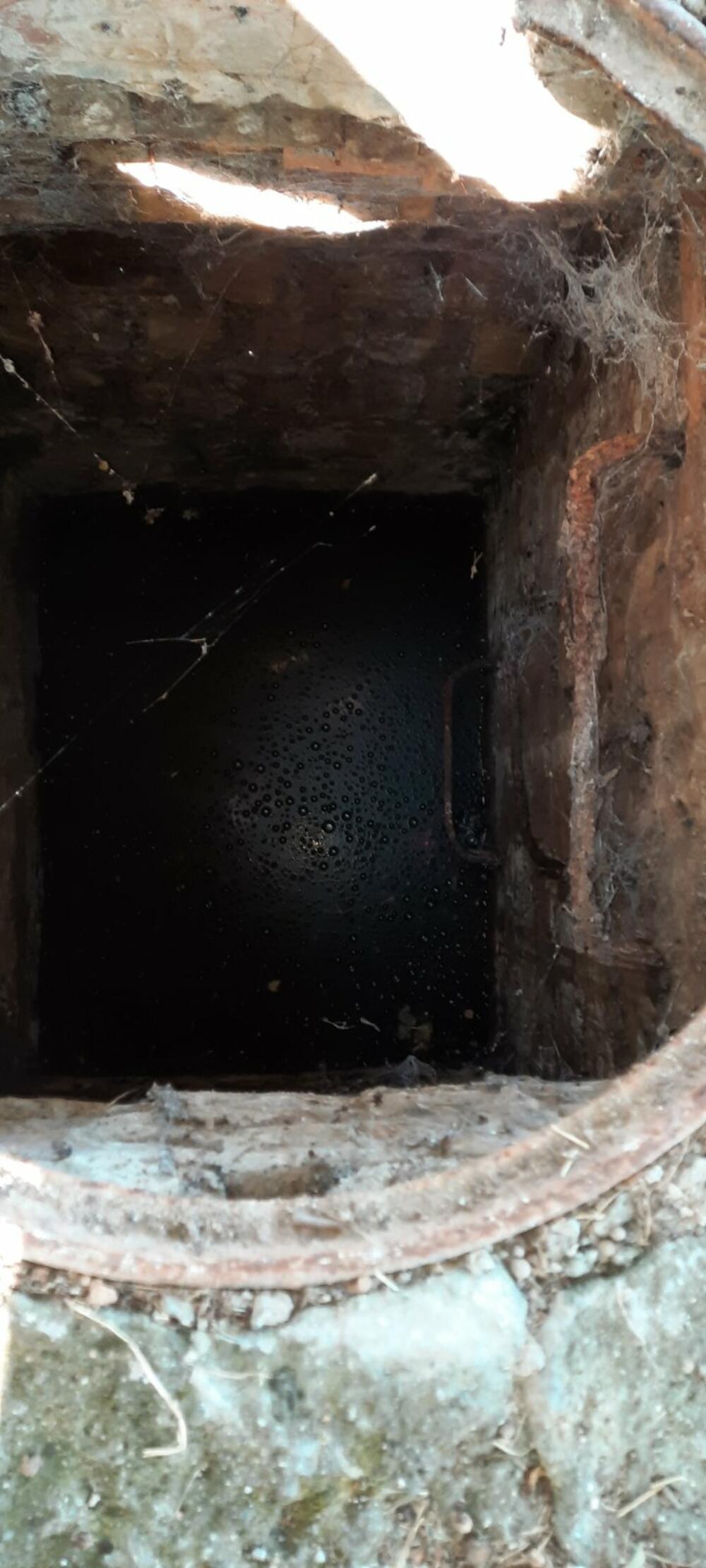 Šahta u ulici Žila Verna 27. u Sremčici