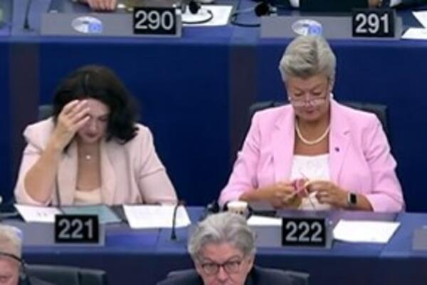 NESVAKIDAŠNJA SCENA U EU PARLAMENTU, SVI BULJILI: Šta to radi ona ovo iza URSULE FON DER LAJEN?