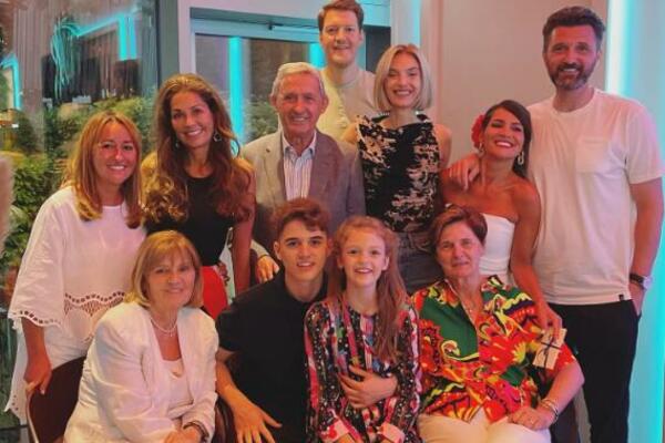 OVA BOMBONICA STOJI IZA SVETISLAVA PEŠIĆA: Samo ona mu uteruje STRAH, njen lik i delo je znala cela JUGA