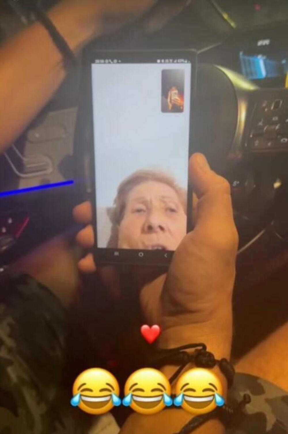 Draginja je putem video poziva zapevala samo za snajku