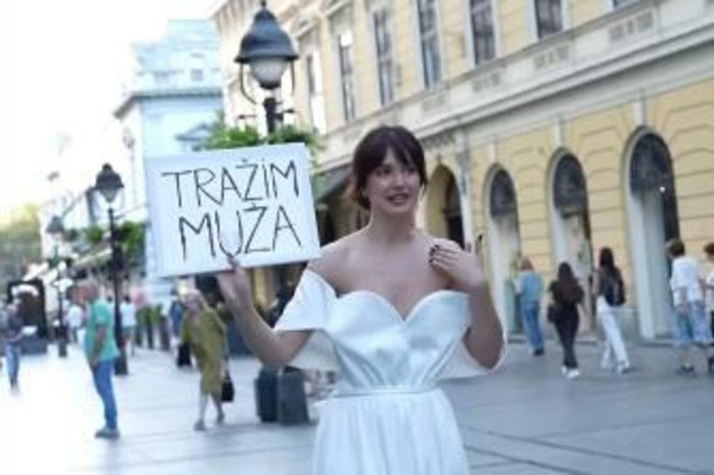 OVAJ TREND SADA I U SRBIJI: Izašla u VENČANICI sa plakatom "TRAŽIM MUŽA" na sred TRGA REPUBLIKE (VIDEO)
