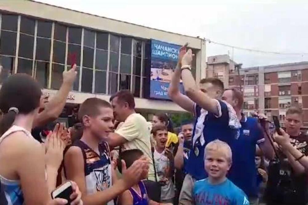 ČAČAK NA NOGAMA ZBOG AVRAMOVIĆA - CEO GRAD DOČEKAO ALEKSU, MARKA I FEĐU: "Puno mi je srce, volim vas sve!" (VIDEO)