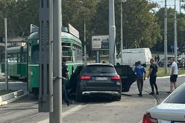 TEŽAK UDES NA AUTOKOMANDI: Stvara se velika gužva, autom se zakucao u tramvaj (FOTO)