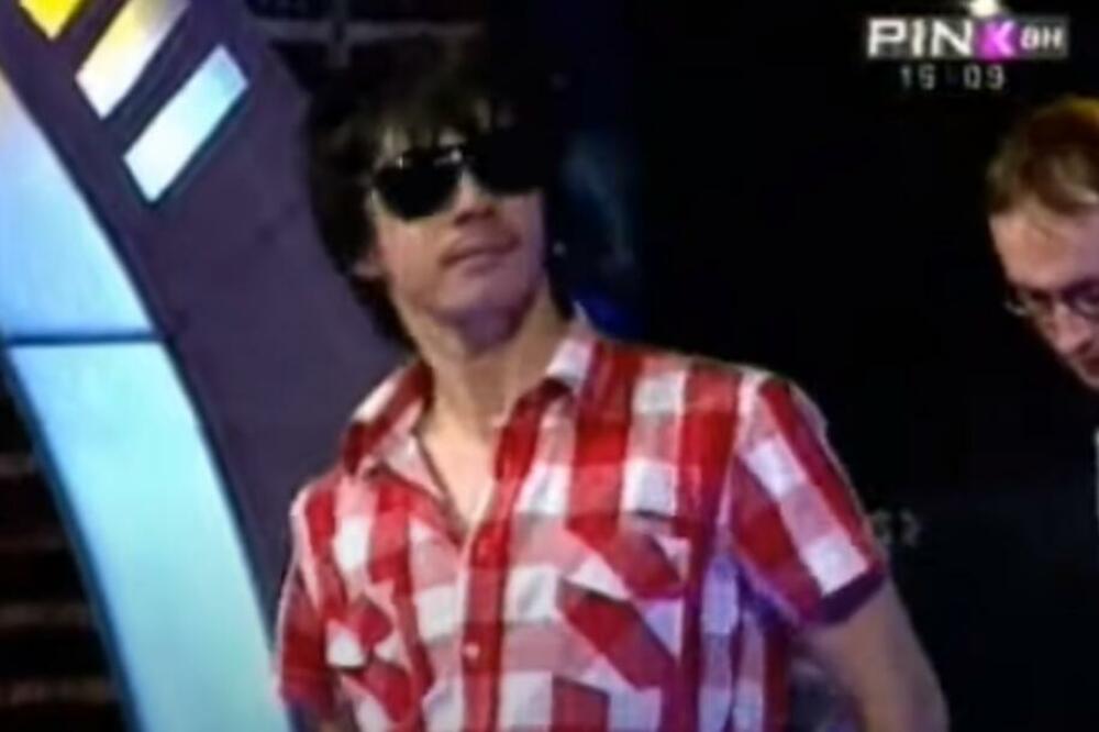 Bojan Tomović se široj javnosti predstavio 2004. godine