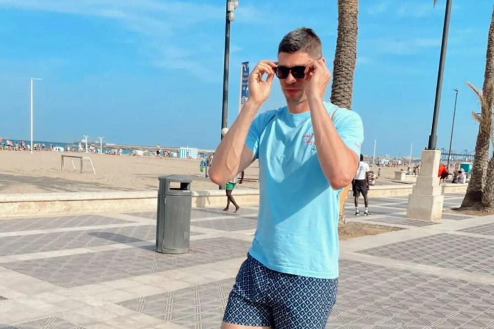 NAKON PORAZA POKAZAO ZGODNO TELO... Skinuo se naš SPORTISTA, sve zanima JEDNA STVAR, evo o ČEMU SE RADI