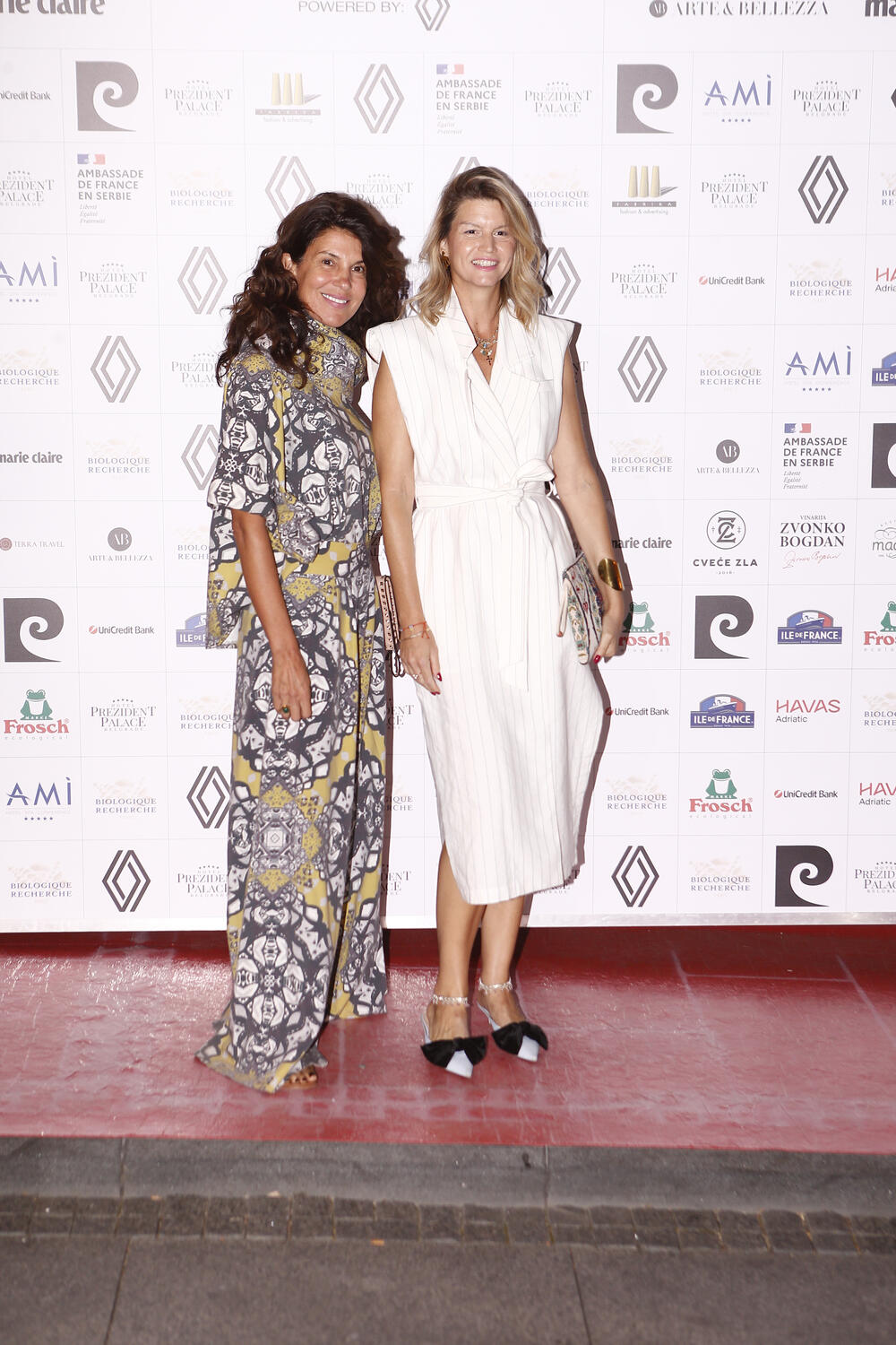 Bivša manekenka je pozirala okupljenim fotografima.