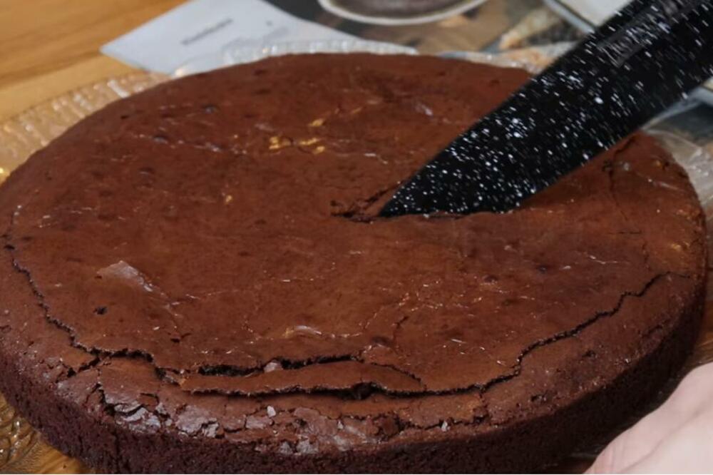 OVA TORTA SE JEDE TOPLA! "GNJECAVA" je FAVORIT domaćica ove JESENI, prelako se sprema (RECEPT)
