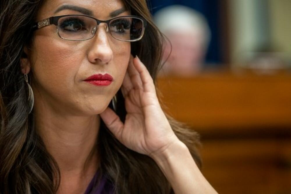 LEPA POLITIČARKA IZBAČENA IZ POZORIŠTA! Obezbeđenje uletelo usled mjuzikla i izvelo je napolje, sve je snimljeno