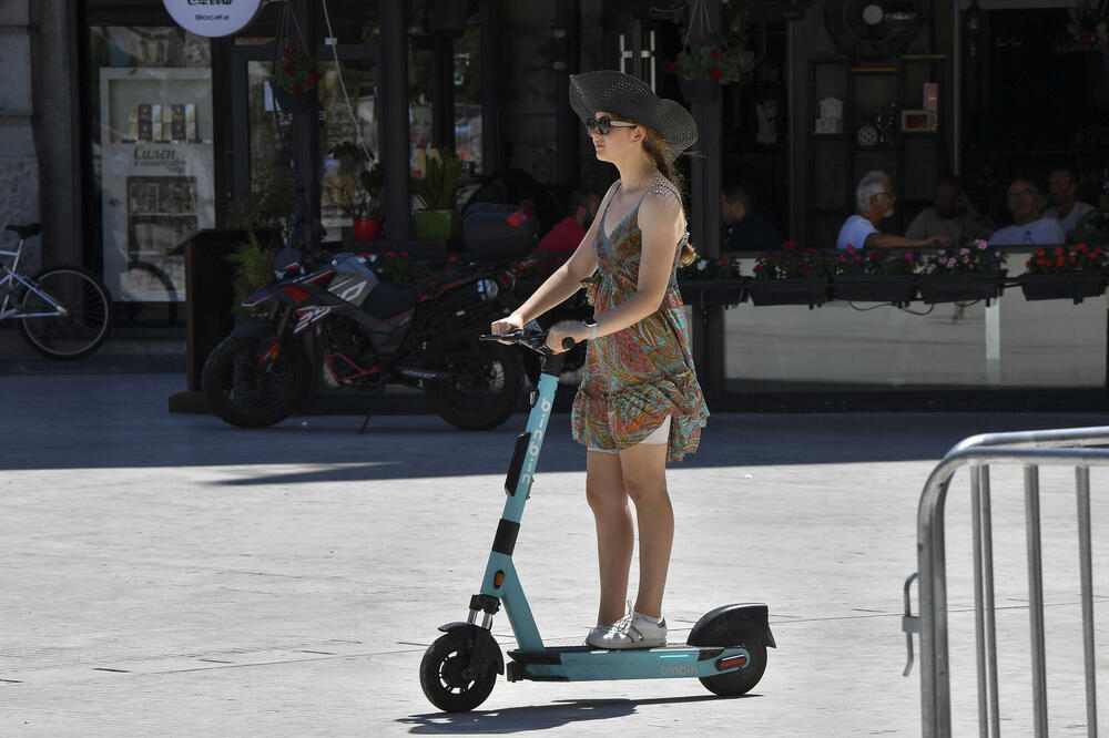 VEĆ PLJUŠTE KAZNE ZA VOZAČE ELEKTRIČNIH TROTINETA: Policija za OVA 3 PREKRŠAJA nema pardona, dobro obratite PAŽNJU!