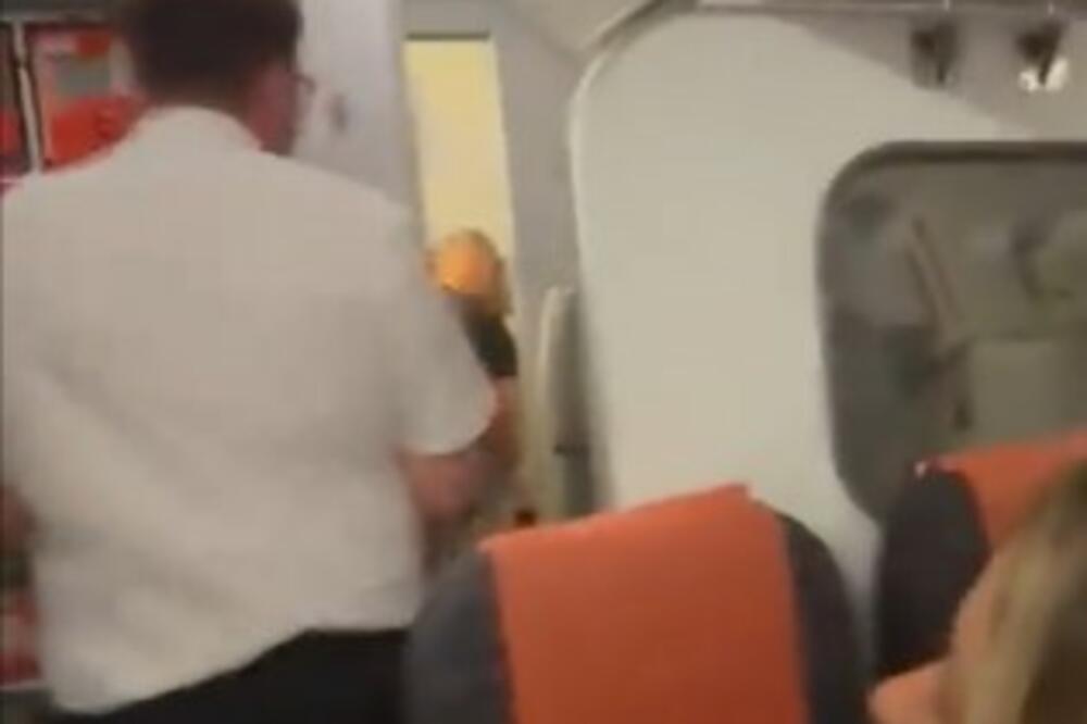 OTVORIO JE VRATA U AVIONU, A ONDA JE SEVNULA VRELA AKCIJA U KRUPNOM KADRU: Ovaj snimak nije nikako za mlađe od 18