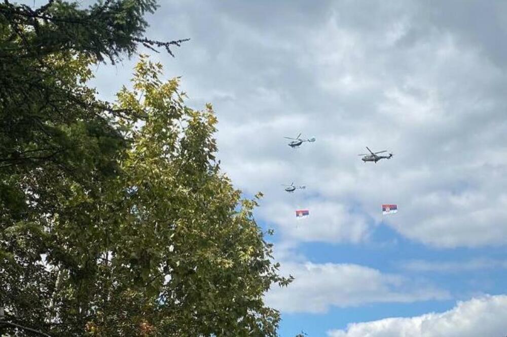 SVI GLEDAJU U NEBO IZNAD BEOGRADA: Ovakav prizor se RETKO VIĐA, vijori se SRPSKA TROBOJKA na važan datum! (VIDEO)