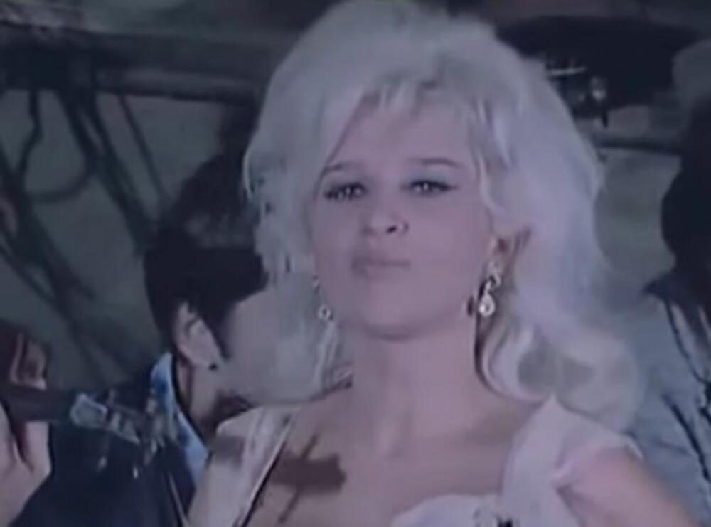 Rođena je Beograđanka, a tokom gimnazijalskih dana primetila ju je rediteljka Soja Jovanović i angažovala je za film „Diližansa snova'