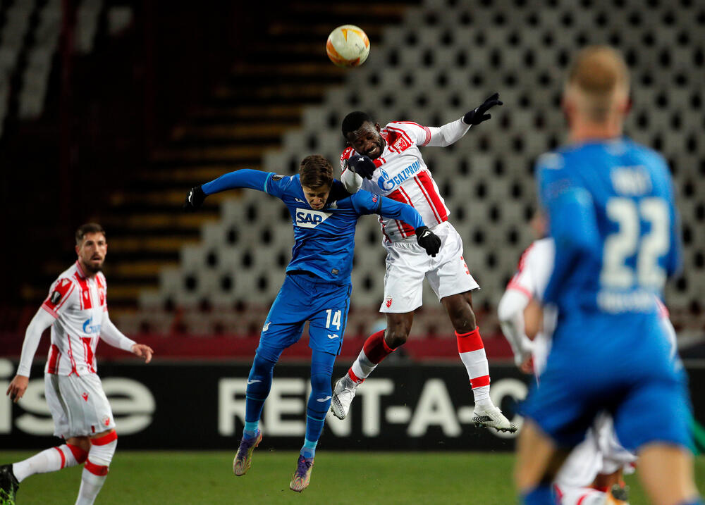 Kristof Baumgartner u skok duelu sa Sekuom Senogom na utakmici Crvene zvezde i Hofenhajma