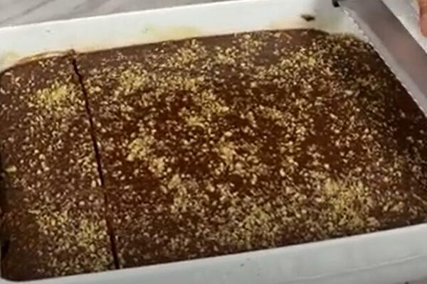 U OVOM KOLAČU IZ JUGOSLAVIJE SU SE DAVILI I MLADI I STARI: Sočan, sladak - a uopšte nije skup (RECEPT)