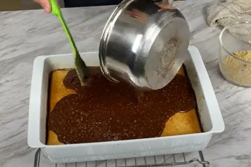 MOGU GA NAPRAVITI I ONI SA DVE LEVE RUKE: Kolač od 3 sastojka i 15 minuta POSLA zaludeo SRPSKE DOMAĆICE (VIDEO)