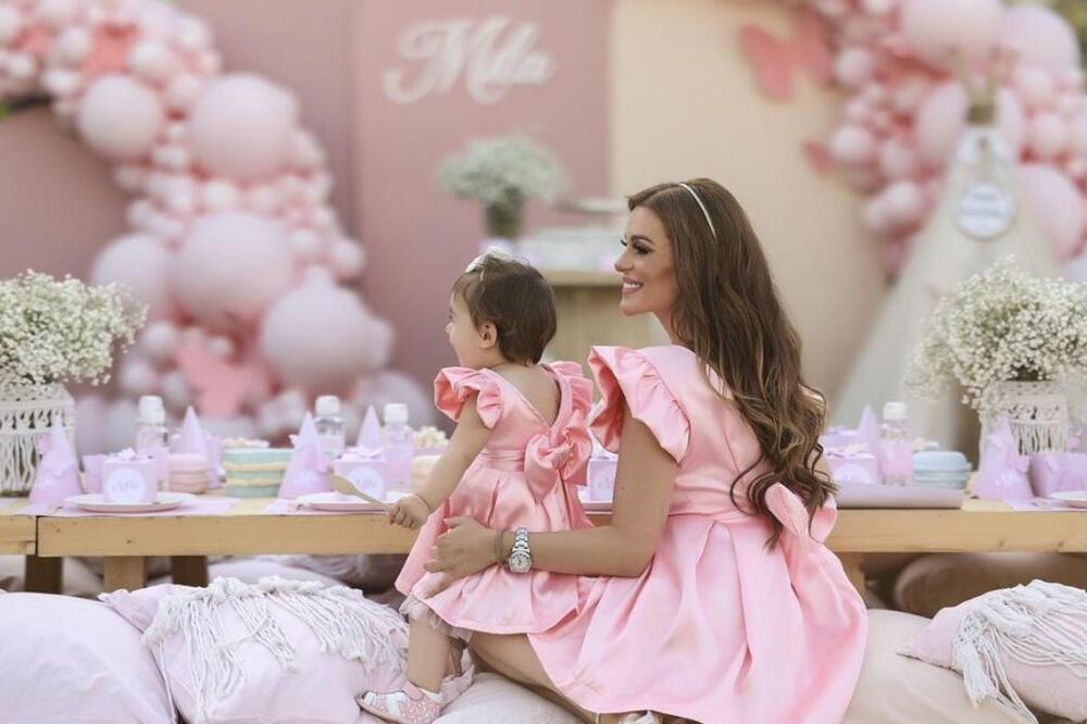 JELENA KOSTOV SVE RAZNEŽILA FOTKOM SA ĆERKOM: Pevačica naslednici uputila JAKE REČI, a prizor kao u BAJCI (FOTO)