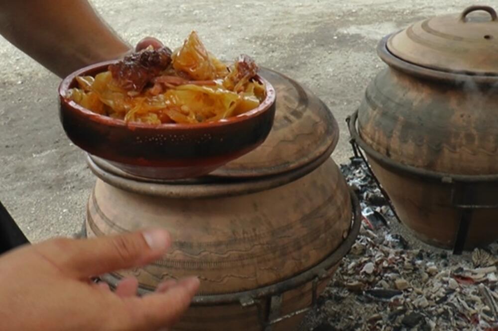 CELO SELO MIRIŠE NA SVADBARSKI KUPUS: 20. Kupusijada obeležena KAKO DOLIKUJE, a otkrivena i tajna OVOG JELA (FOTO)
