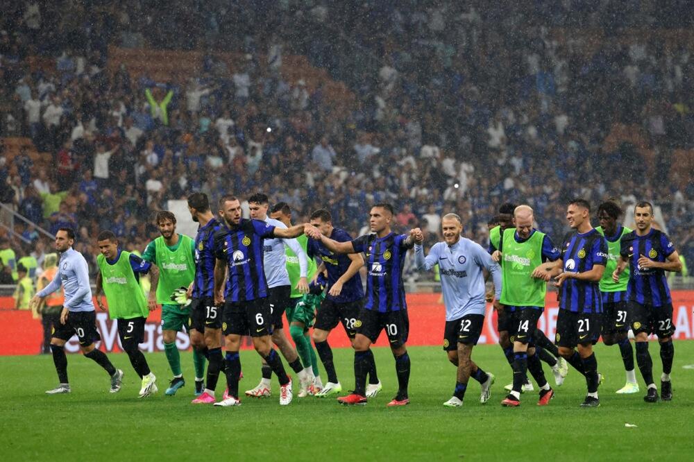 OD MILANA OSTALI SAMO DUGMIĆI! Petarda Intera u derbiju dela Madonina (VIDEO/FOTO)