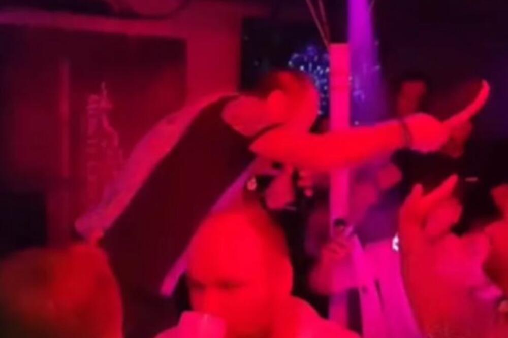 FOLK PEVAČ SVE ŠOKIRAO POTEZOM NA NASTUPU: Mile Kitić IZUO PATIKU, pa udarao PUBLIKU, svi u NEVERICI NAKON SNIMKA