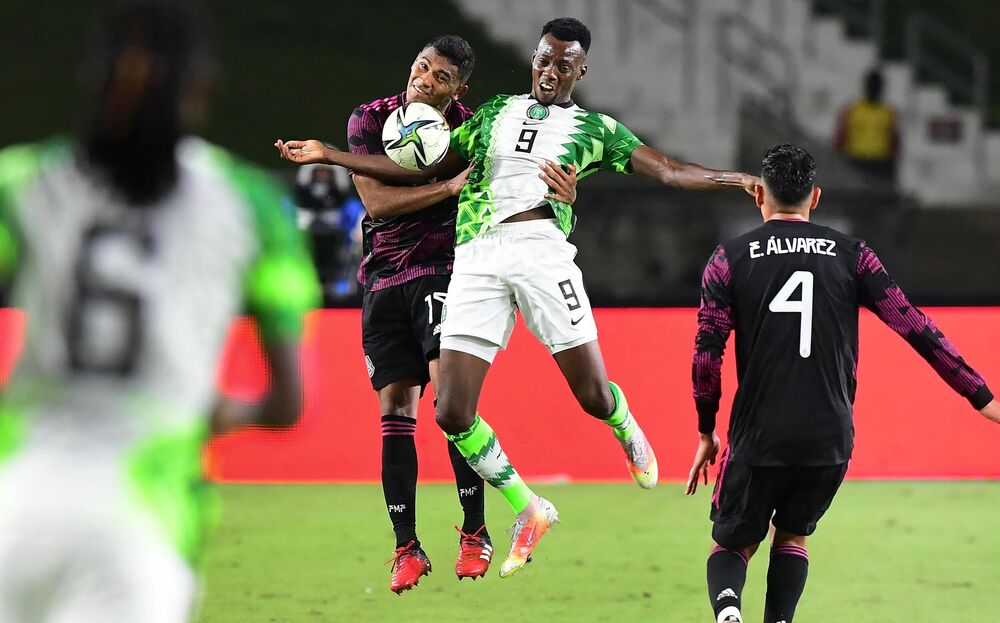 Sandej Adetunđi u dresu Nigerije na debiju protiv Meksika
