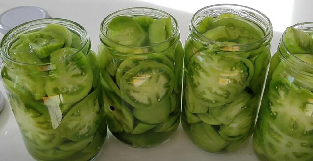 Zeleni paradajz u teglama