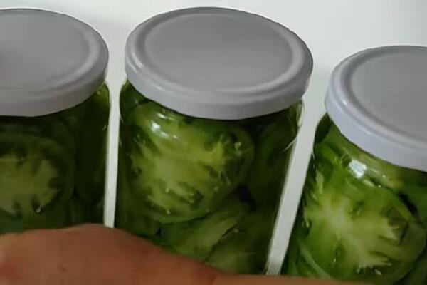 ZELENI PARADAJZ U TEGLI BEZ KUVANJA I KONZERVANSA: Naši stari godinama unazad spremaju staru srpsku zimnicu