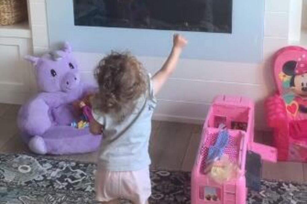 DEVOJČICA SE MIRNO IGRALA, A ONDA JE PRVI PUT UGLEDALA TATU: Mlatila je rukama i VIKALA ka ekranu, a on je samo...