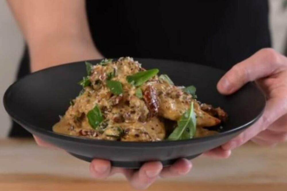 Recept za šumsku piletinu će vas oboriti s nogu! Kremasti spoj mesa i pečuraka, mekano zadovoljstvo