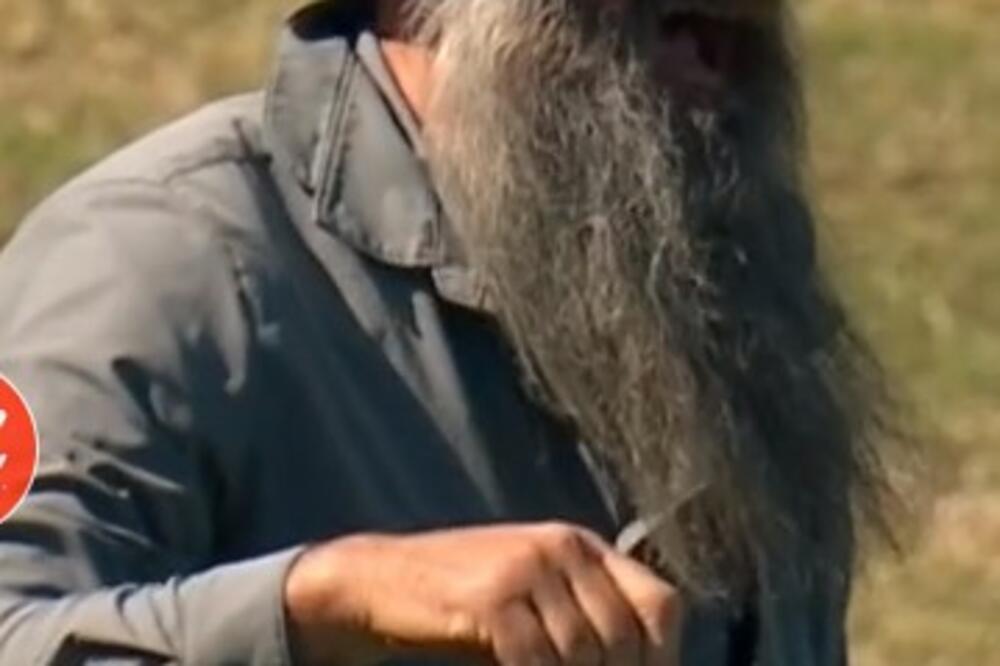 ZMIJA OTROVNICA UPALA NA UTAKMICU, SVI POBEGLI GLAVOM BEZ OBZIRA! Morao da se umeša specijalni HVATAČ