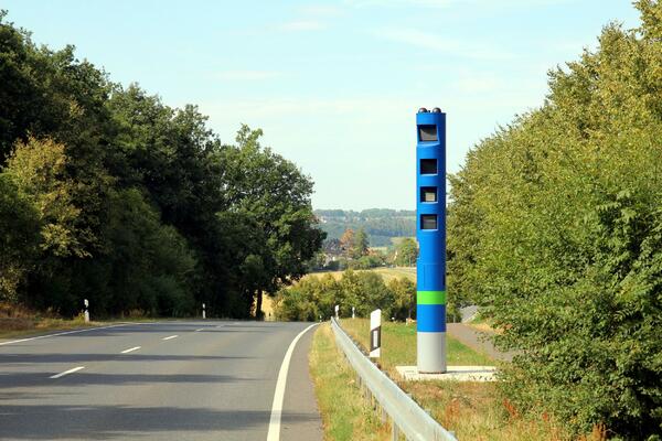 EVO ČEMU SLUŽE OVI PLAVI STUBOVI NA AUTO-PUTU: Nećete na prvu pogoditi o ČEMU SE RADI