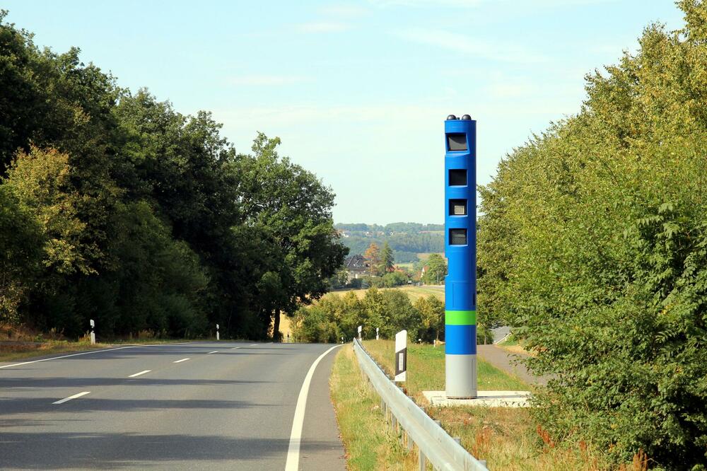 EVO ČEMU SLUŽE OVI PLAVI STUBOVI NA AUTO-PUTU: Nećete na prvu pogoditi o ČEMU SE RADI