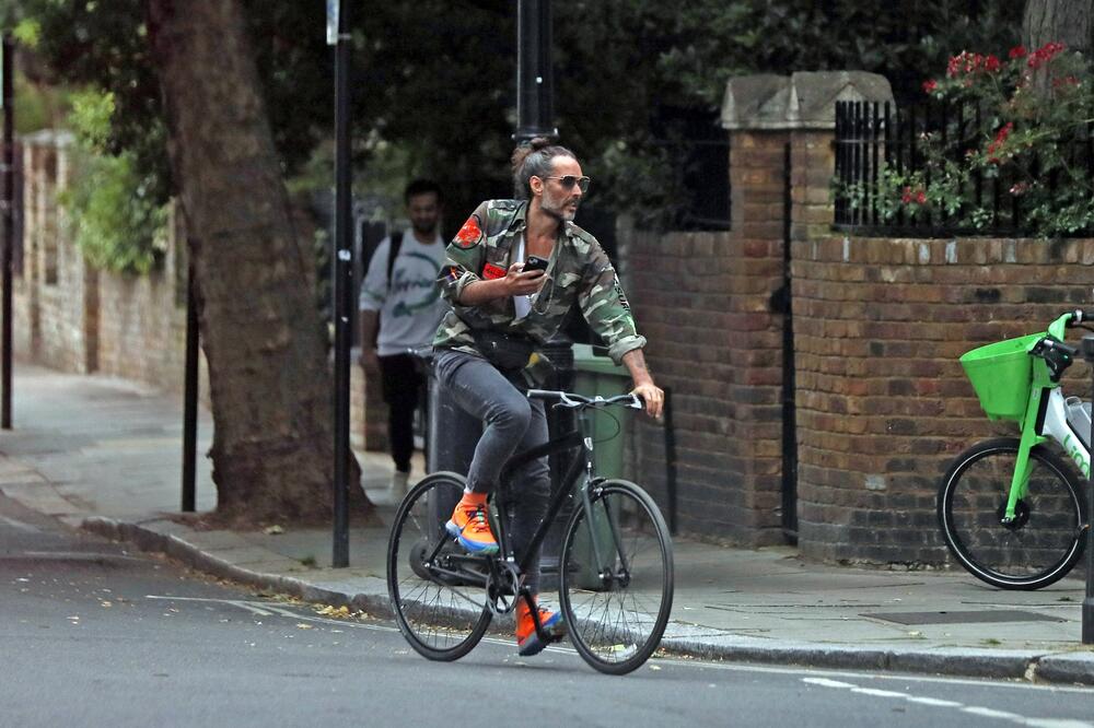 MOKRIO U FLAŠU PRED MALIM DETETOM, PROGONIO ŽENE... Nove ŠOK optužbe na račun GLUMCA samo se nižu