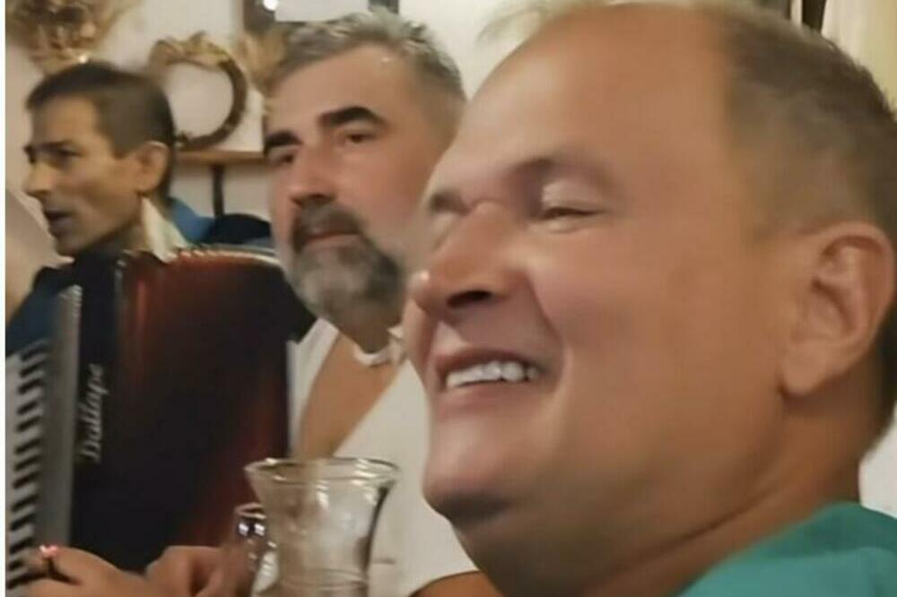 MIKI IZ KUPINOVA SLAVI ROĐENJE SINA: Zadrugar se OPUSTIO za sve pare, okupio ceo RIJALITI u kafanu!