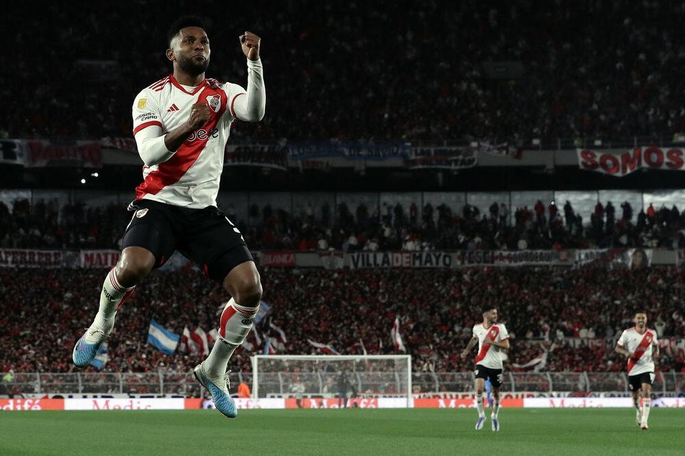 IGRAČ KOM SU SILOVALI KRAVU DAO GOLČINU: Hteo da primi loptu, a onda... Golman Arsenala ostao zabezeknut!(VIDEO)