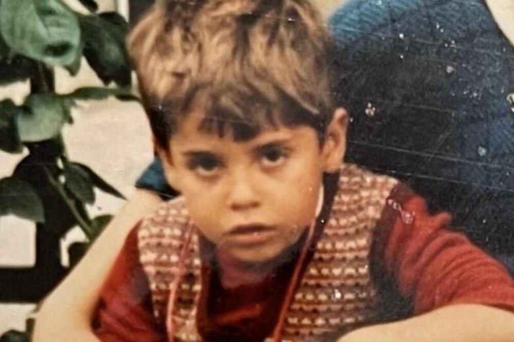 MOŽETE LI DA GA PREPOZNATE? Svi smo ga OBOŽAVALI u seriji, danas je pravi MILJENIK ŽENA