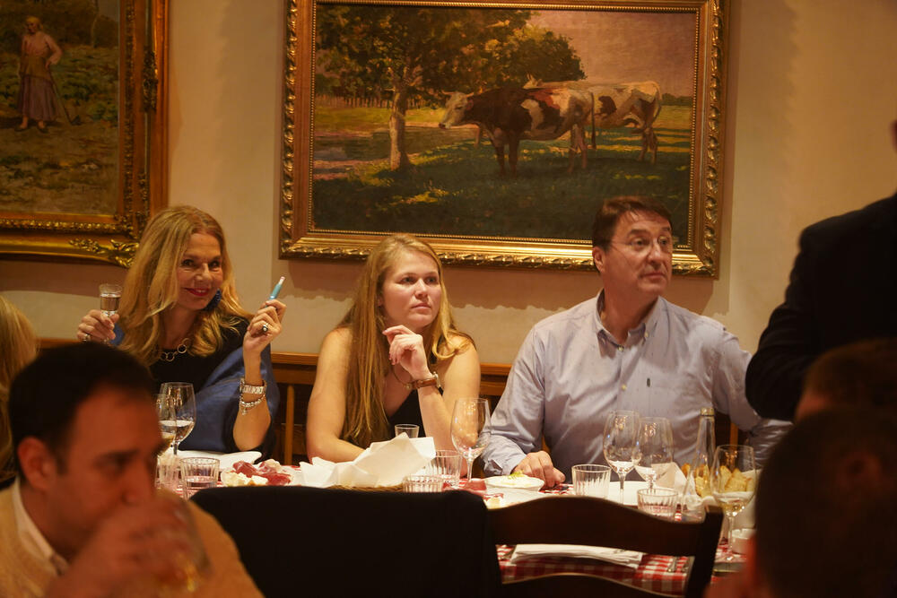 Voditelj sa izabranicom i prijateljima uživa na večeri