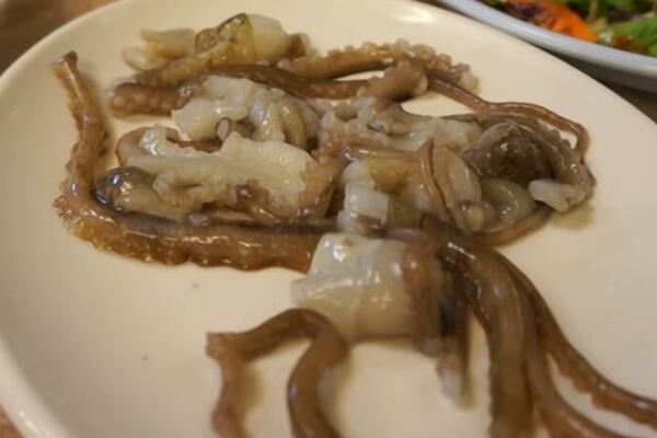 OVO JE NAJOPASNIJA HRANA NA SVETU: Kinezi je jedu SVAKI DAN, a ona GMIŽE po tanjiru