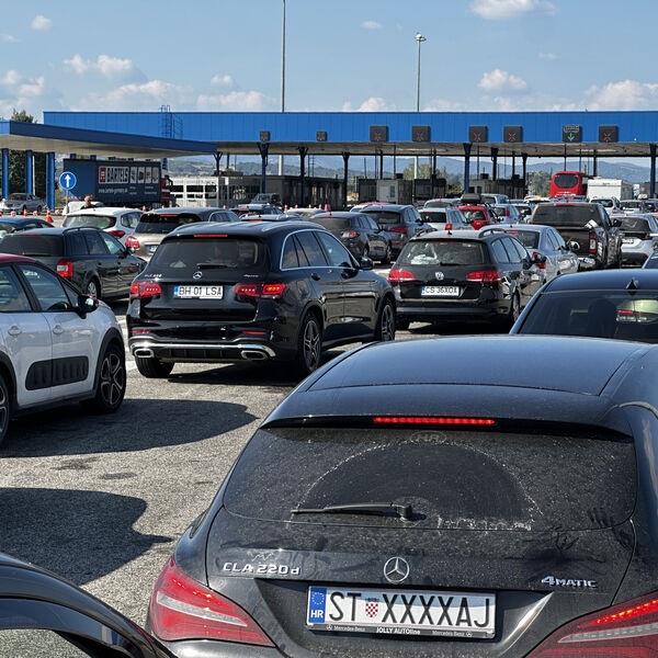 Prepredeni prevarant u plavom Mercedesu koristi dobrotu ljudi da im izvuče novac: Ovo mu je "žvaka" - na nasedajte!